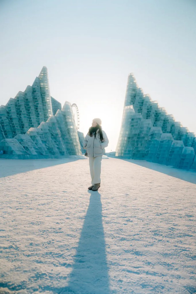 Mujer a contraluz en el festival de hielo y nieve de Harbin en China