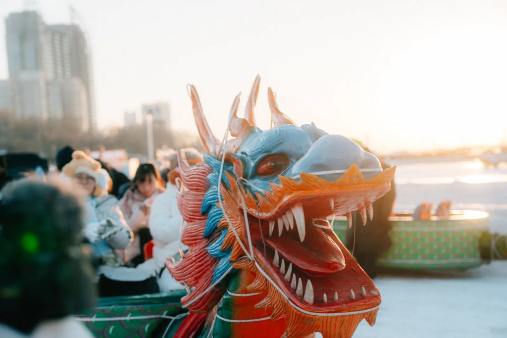 dragon chino sobre hielo en harbin