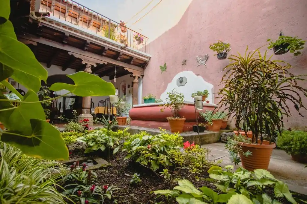 patio de La Galeria Hotel en Antigua Guatemala